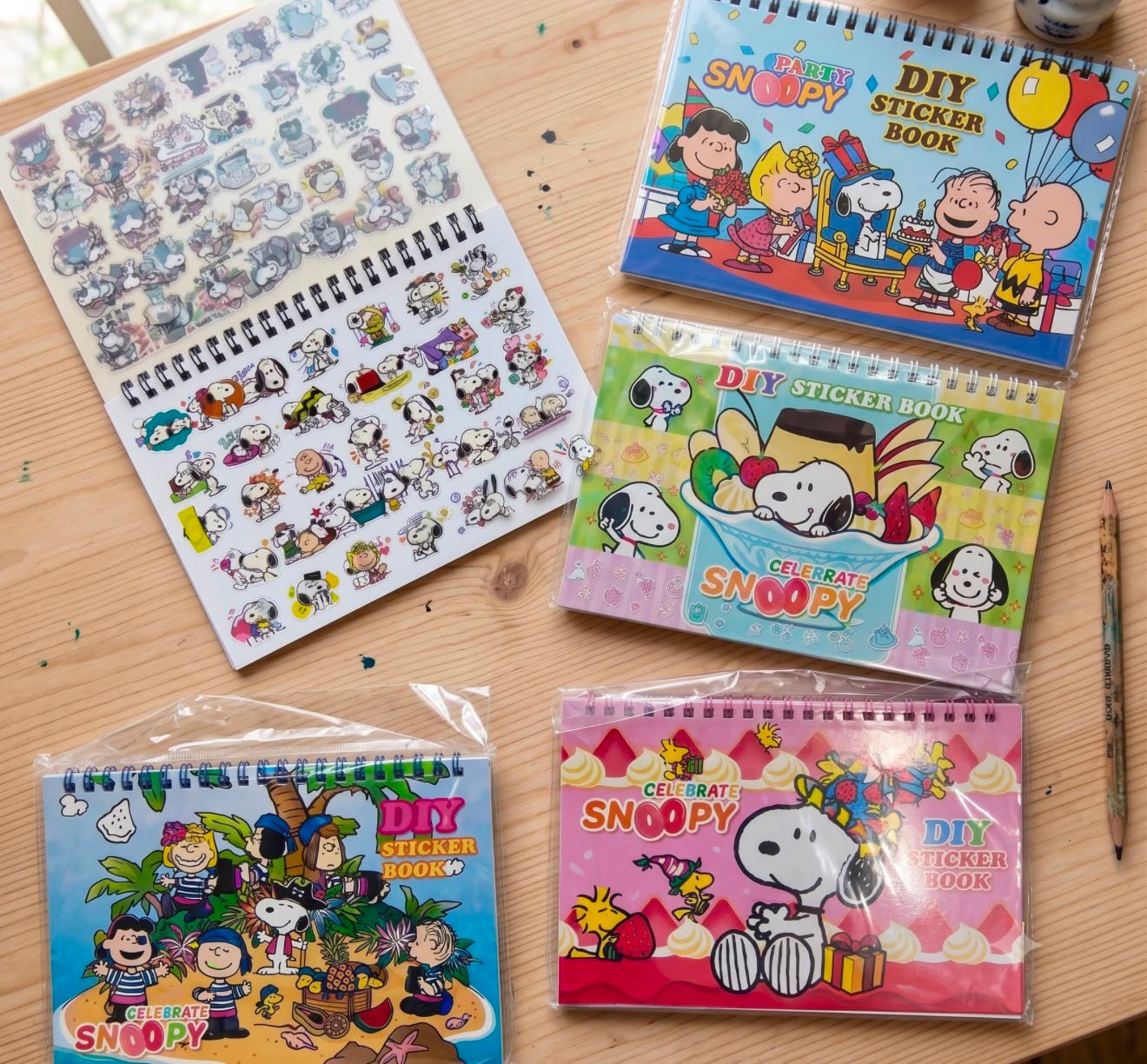 Libro de stickers de Snoopy